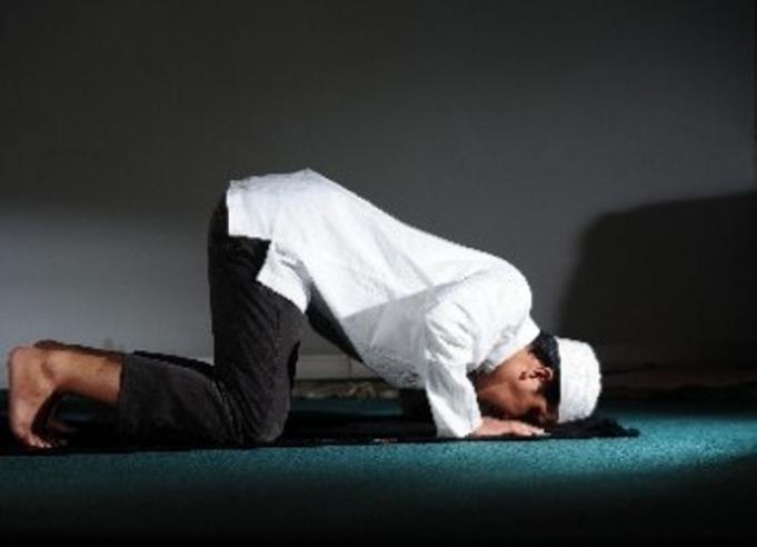Bolehkah Seorang Muslim Banyak Bergerak dalam Salatnya?