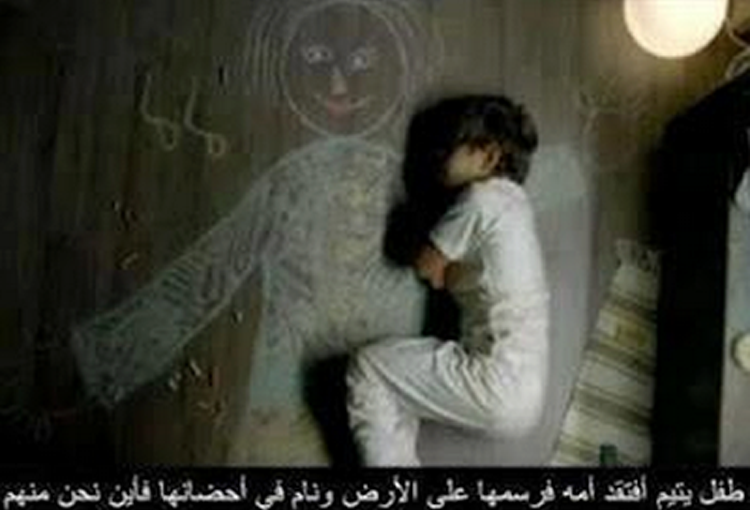 Anak Yatim Palestina Ini Tidur Dalam Pelukan Lukisan Kapur Uminya