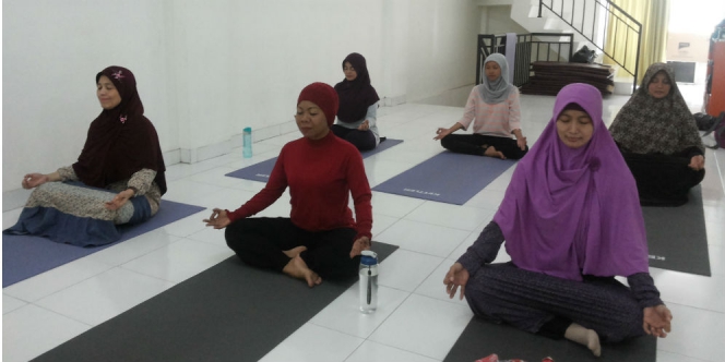 Latih Kesabaran dengan Yoga Muslimah