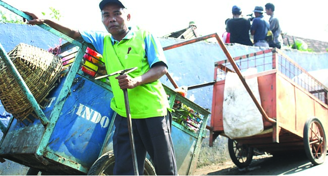 Radiudin, Tukang Sampah yang Bisa Naik Haji