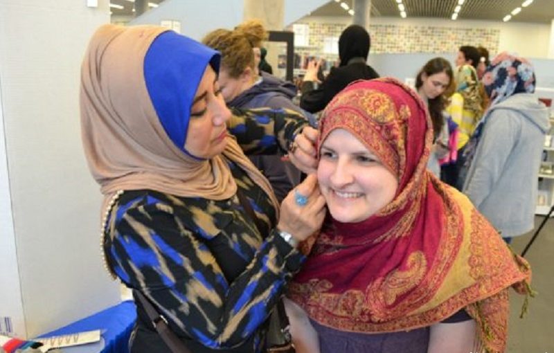 Perempuan Mualaf Belgia Jadikan Rumahnya Pusat Studi, Ribuan Orang Berhasil di Islamkan