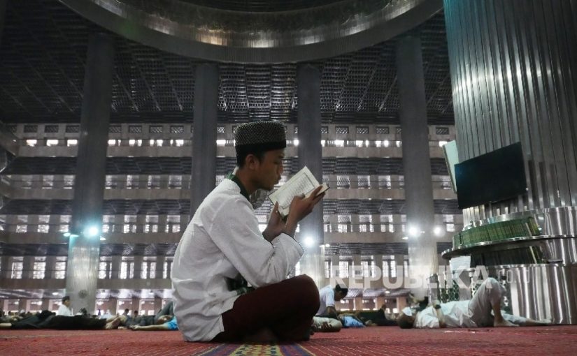 Membaca Al-Qur’an di Masjid