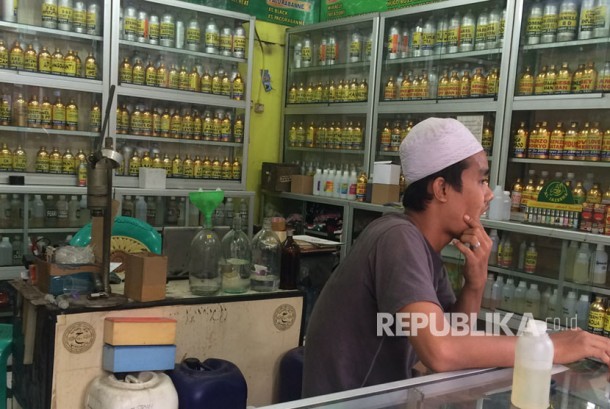 Berburu Parfum Halal Nonalkohol di Kawasan Condet