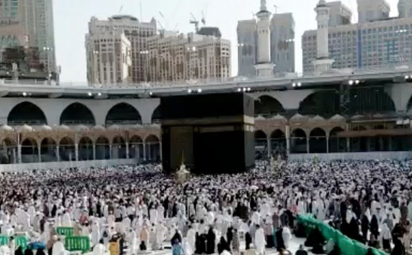 Malam Akhir Ramadhan, Jutaan Orang Penuhi Makkah dan Madinah