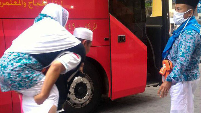 Petugas Gendong Jemaah Calon Haji yang Sudah Tua- detikNews