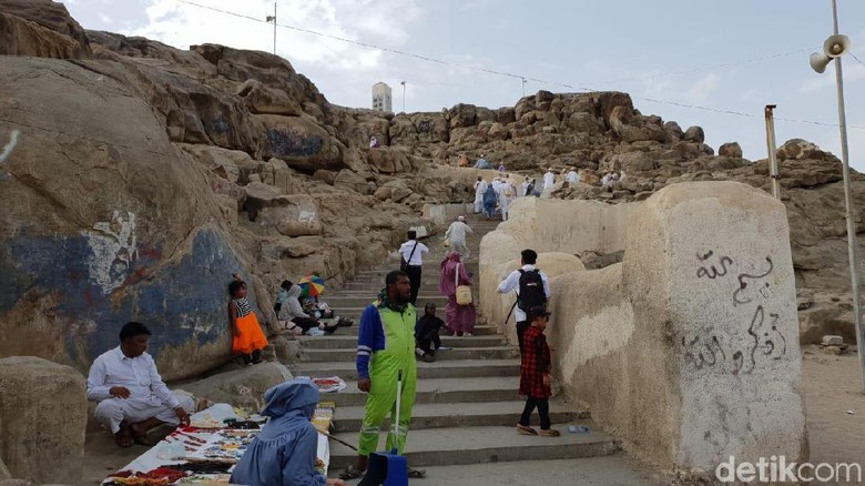 Mitos Sesat dan Foto-foto Bertebaran di Jabal Rahmah