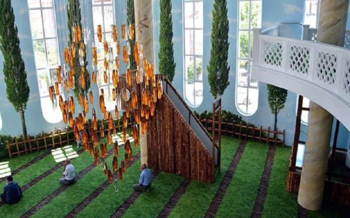 Dilarang Menanam Pohon di Masjid?