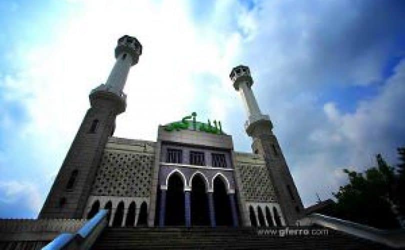 Shalat Jama’ah Sahkah di Selain Masjid?