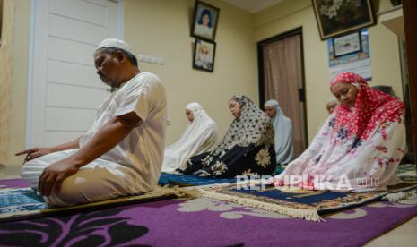 Ayah Jadi Imam Tarawih, Memimpin Keluarga Menuju Surga