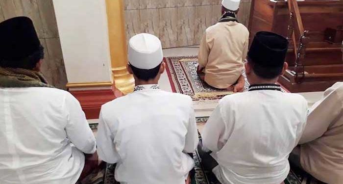 Tata Cara Shalat Idul Fitri di Rumah secara Berjamaah dan Sendiri