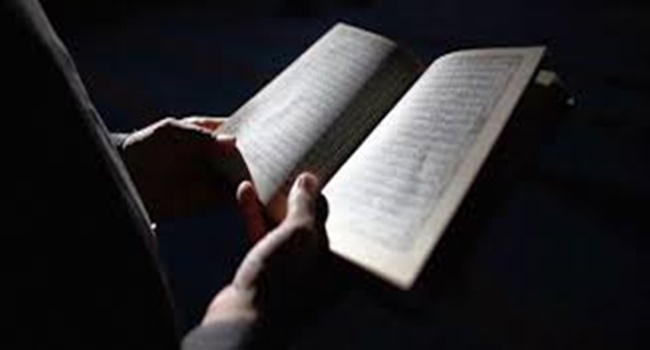 Hukum Sholat Sambil Melihat dan Membaca Mushaf Al-Quran Menurut 4 Mazhab