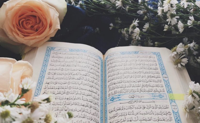 Perempuan Membaca Al-Qur’an, Tapi Tak Pakai Jilbab, Bolehkah?
