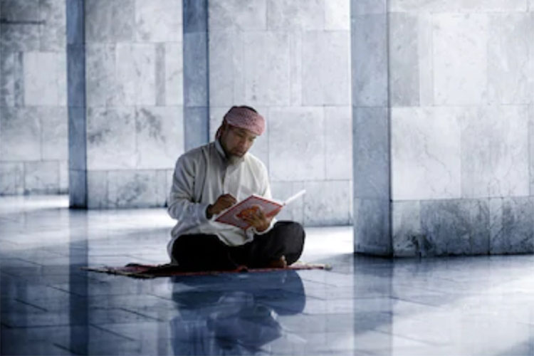 Anjuran dan Manfaat Membaca Surah Al-Mulk di Awal Tahun Hijriah