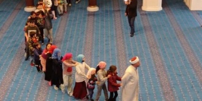 Biar Anak Senang di Masjid, Imam Masjid di Turki Ajak Anak-Anak Bermain Usai Salat