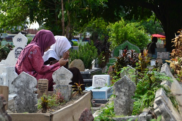 Hukum Menyewa Orang Untuk Baca Al-Quran di Kuburan Orang Tua?