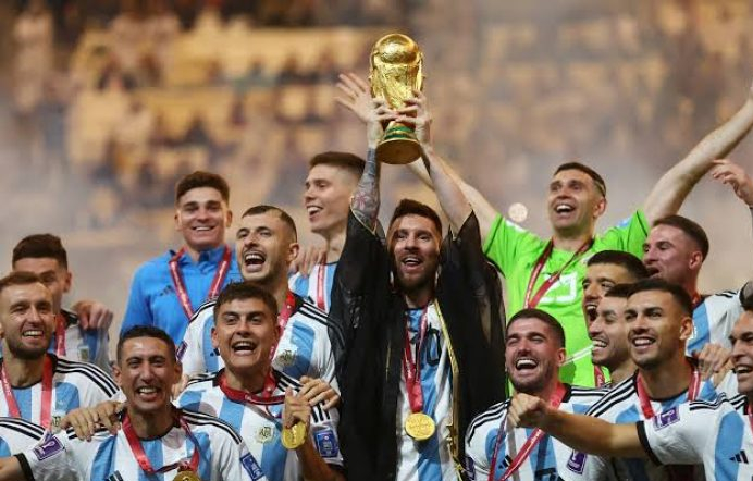 Messi Usung Trofi Pakai Jubah Bisht Komentator Piala Dunia 2022 Sewot
