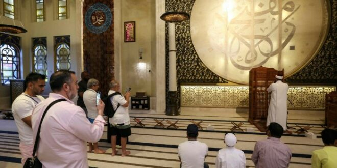 Piala Dunia 2022, Banyak Suporter Sepakbola Datangi Masjid Untuk Dengar Azan dan Belajar Islam