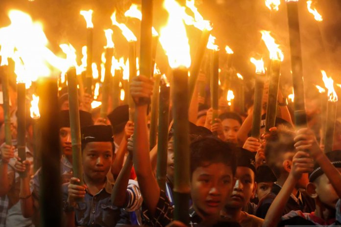 Pawai Obor Api dalam Perayaan Isra Mikraj Tradisi Majusi?