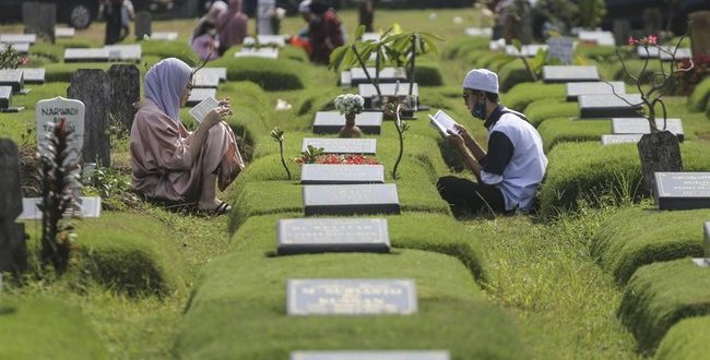 Berikut Tata Cara Ziarah Kubur Sesuai Hadis, Lengkap dengan Doa