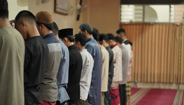 Hukum Shalat Pakai Pakaian Najis