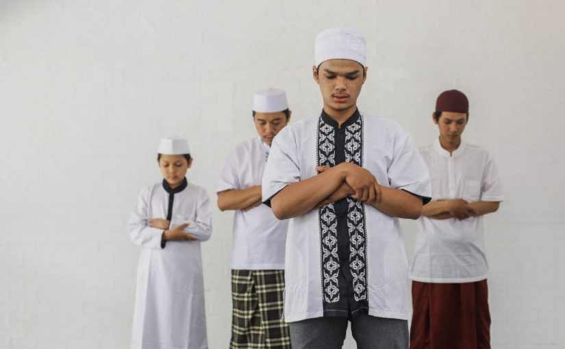 Apakah Boleh Garuk-garuk Saat Sholat?