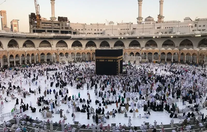 Kenapa Boleh Menutup Wajah Tetapi Tidak Boleh Pakai Nikab (Cadar) ketika Haji dan Umrah?