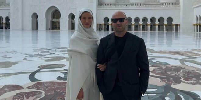 Aktor Laga Jason Statham Berkunjung ke Masjid Agung Sheikh Zayed, Banjir Doa dari Netizen Muslim